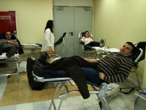 Ο Αντιδήμαρχος Τεχνικών Υπηρεσιών Γαβριήλ Αραμπατζής με άλλους εθελοντές αιμοδότες την ώρα της αιμοδοσίας