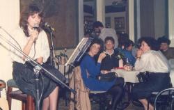 5. Η Καίτη τραγουδά στην Αυλαία το 1987.jpg