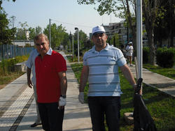 Ο Δήμαρχος Γιάννης Αναγνώστου με τον Αντιδήμαρχο Γαβριήλ Αραμπατζή στον πεζόδρομο της Ηρώ Κωνσταντοπούλου.